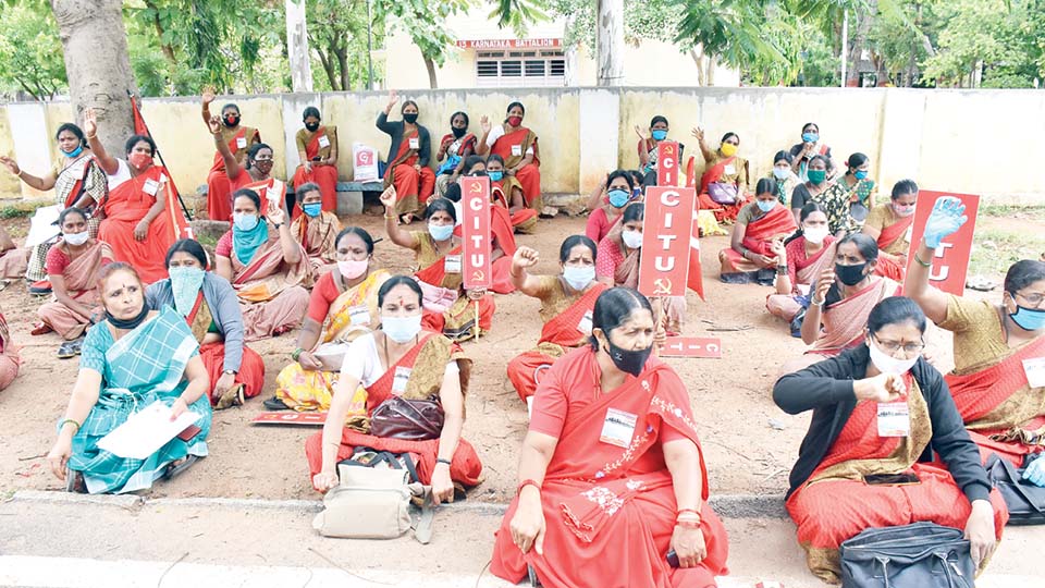 ಮೈಸೂರಲ್ಲಿ ಅಂಗನವಾಡಿ ನೌಕರರ ಪ್ರತಿಭಟನೆ