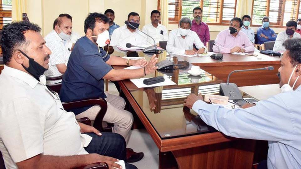 ಕೊರೊನಾ ಸೋಂಕಿತರ, ಅವರ ಅಕ್ಕಪಕ್ಕದ ಮನೆಗಳಿಗೆ ಸ್ಯಾನಿಟೈಸ್ ಮಾಡಿ