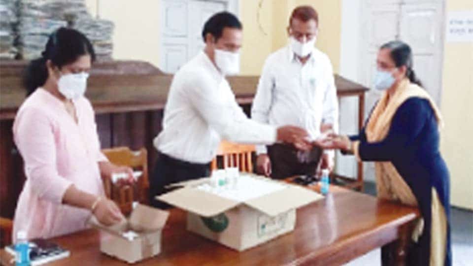 ಕೇಂದ್ರ ಗ್ರಂಥಾಲಯದ ಸಿಬ್ಬಂದಿಗಳಿಗೆ ಆಯುಷ್ ಔಷಧಿ ವಿತರಣೆ