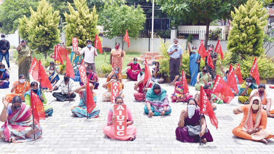 ಲಾಕ್‍ಡೌನ್ ವೇಳೆ ವೇತನಕ್ಕಾಗಿ ಸಮಾಜ ಕಲ್ಯಾಣ ಇಲಾಖೆ ಹೊರಗುತ್ತಿಗೆ ಕಾರ್ಮಿಕರ ಪ್ರತಿಭಟನೆ