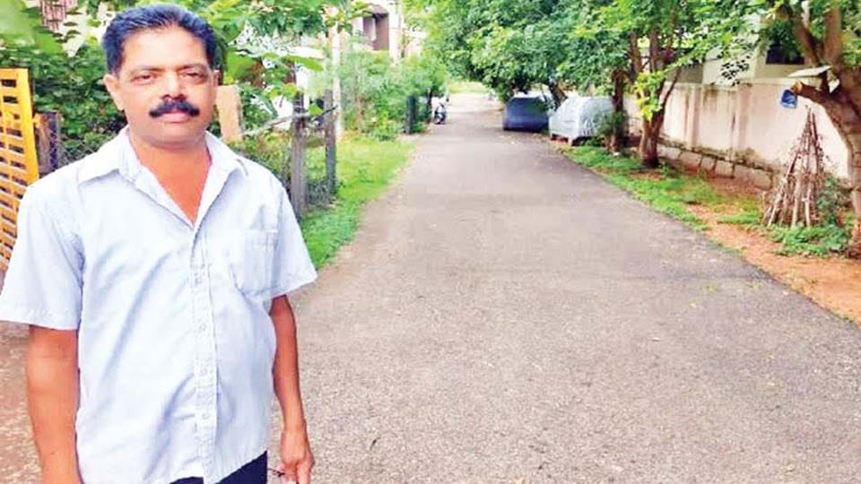 ರಸ್ತೆಗೆ ವಿಮೆ: ಕ್ಯಾಬ್ ಚಾಲಕನ ಮಾದರಿ ಕಾರ್ಯ!