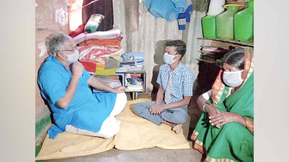 ಗಾರೆ ಕೆಲಸ ಮಾಡುತ್ತ ಗುಡಿಸಲಿನಲ್ಲೇ ಓದಿ ಶೇ.98.5 ಅಂಕ ಪಡೆದ ಮಹೇಶ!