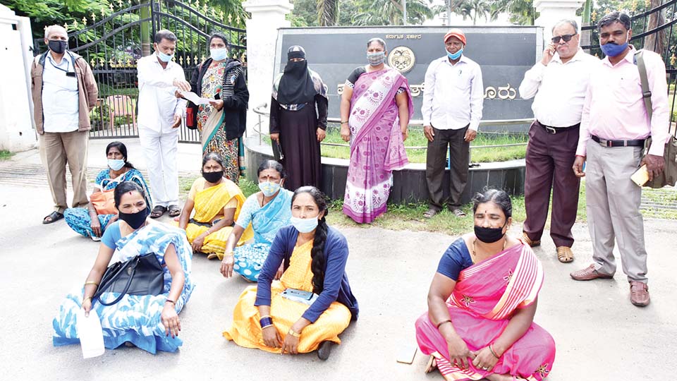 ಬಿಸಿಯೂಟ ಮಹಿಳೆಯರ ಬಂಧನ ಖಂಡಿಸಿ ಪ್ರತಿಭಟನೆ