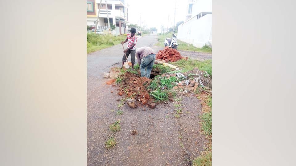 ಎಸ್‍ಬಿಎಂ ಬಡಾವಣೆ ಮ್ಯಾನ್‍ಹೋಲ್ ದುರಸ್ತಿಪಡಿಸಿದ ಗ್ರಾಪಂ ಸದಸ್ಯರು