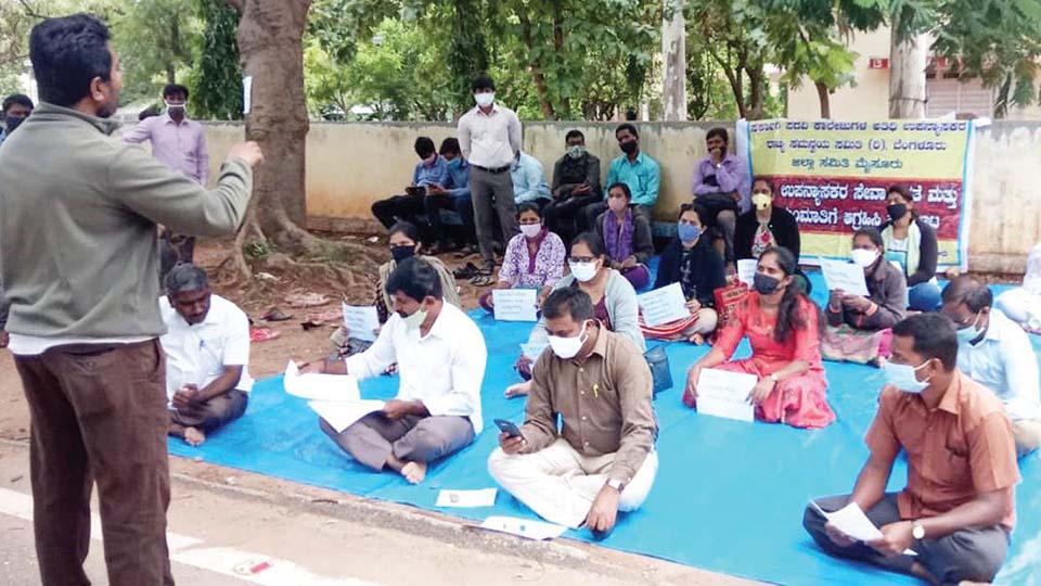 ಲಾಕ್‍ಡೌನ್ ಅವಧಿ ವೇತನ, ಸೇವಾ ಭದ್ರತೆಗೆ ಆಗ್ರಹಿಸಿ ಅತಿಥಿ ಉಪನ್ಯಾಸಕರ ಮೌನ ಪ್ರತಿಭಟನೆ