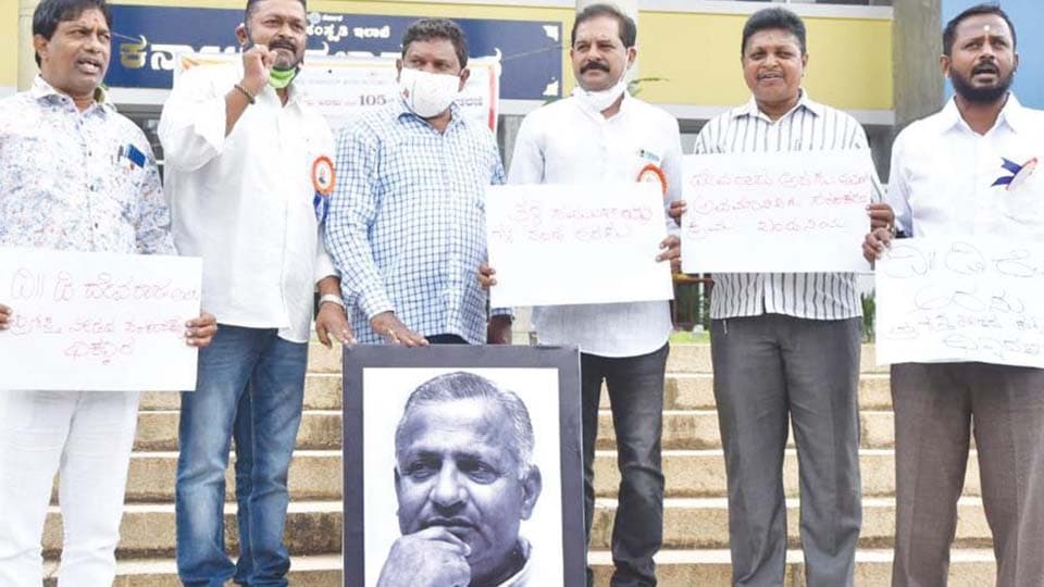 ಅರಸು ಹೆಸರಲ್ಲಿ ಪ್ರಶಸ್ತಿ ನೀಡದ್ದಕ್ಕೆ ಶಾಸಕ ಹೆಚ್‍ಪಿಎಂ ನೇತೃತ್ವದಲ್ಲಿ ಪ್ರತಿಭಟನೆ