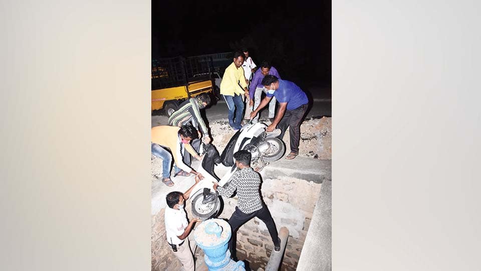 ವಾಟರ್ ವಾಲ್ವ್ ಚೇಂಬರ್‍ಗೆ ಉರುಳಿ ಬಿದ್ದ ಸ್ಕೂಟರ್: ಅದೃಷ್ಟವಶಾತ್ ಸವಾರ ಪಾರು