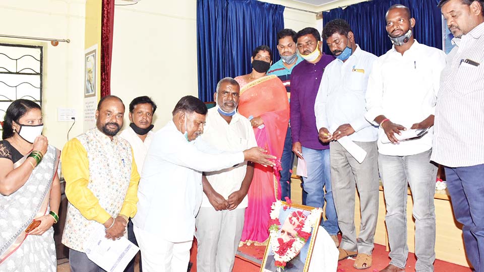 ಮೈಸೂರಿನ ಪ್ರಮುಖ ವೃತ್ತದಲ್ಲಿ ದೇವರಾಜ ಅರಸು ಪ್ರತಿಮೆ ಸ್ಥಾಪನೆಗೆ ಕದಸಂಸ ಮನವಿ