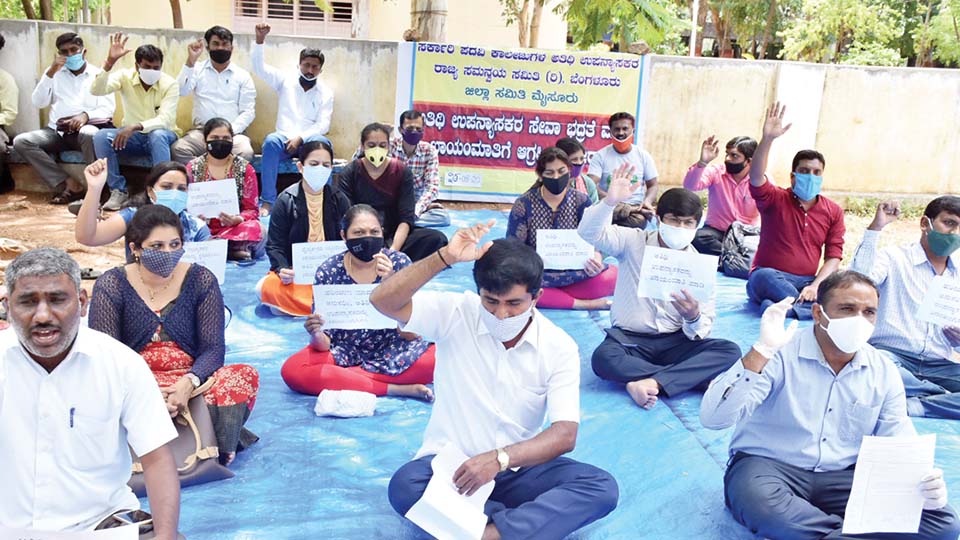 ಅತಿಥಿ ಉಪನ್ಯಾಸಕರ ಪ್ರತಿಭಟನೆ ಮುಂದುವರಿಕೆ