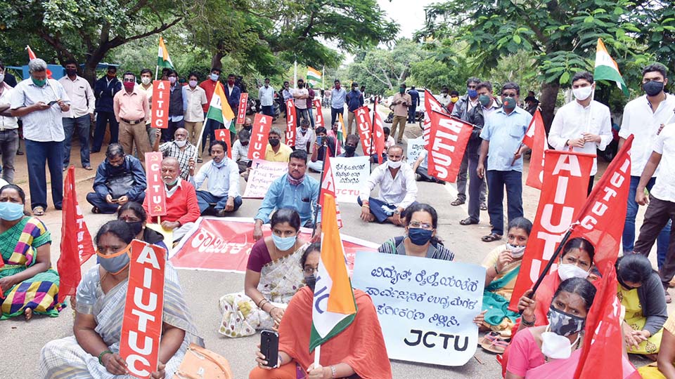 ಕಾರ್ಮಿಕ ವಿರೋಧಿ ಕಾಯ್ದೆ ತಿದ್ದುಪಡಿ ವಾಪಸ್ ಪಡೆಯಲು ಆಗ್ರಹ ಡಿಸಿ ಕಚೇರಿ ಬಳಿ ವಿವಿಧ ಸಂಘಟನೆಗಳ ಪ್ರತಿಭಟನೆ