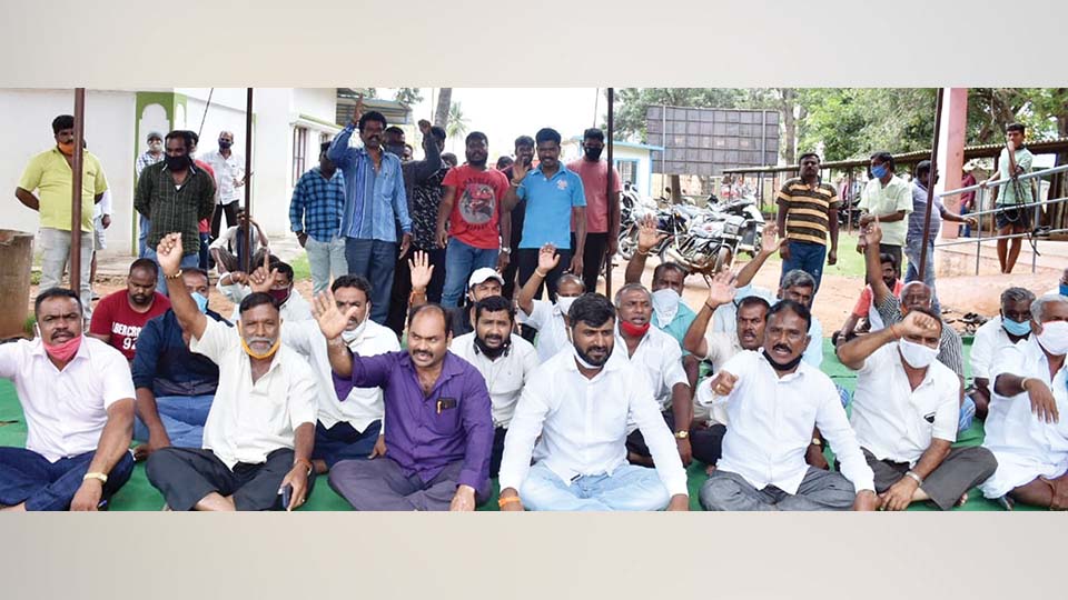 ಬೋಗಾದಿಯಲ್ಲಿ ಅಕ್ರಮ ಯುಜಿಡಿ ಕಾಮಗಾರಿ: ಗ್ರಾಪಂ ಅಧಿಕಾರಿಗಳಿಗೆ ಗ್ರಾಮಸ್ಥರ ದಿಗ್ಬಂಧನ