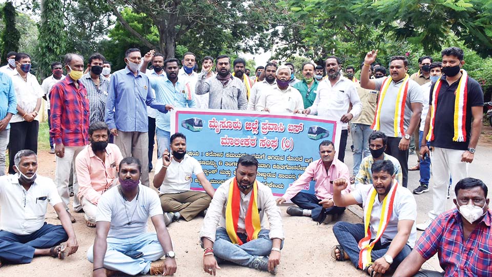 ಪ್ರವಾಸಿ ವಾಹನಗಳಿಗೆ ತೆರಿಗೆ ವಿನಾಯಿತಿಗೆ ಆಗ್ರಹಿಸಿ ಮಾಲೀಕರು, ಚಾಲಕರ ಪ್ರತಿಭಟನೆ