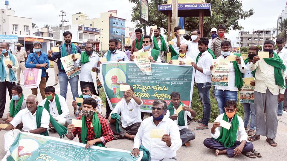 ಭೂ ಸುಧಾರಣಾ ಕಾಯ್ದೆ ತಿದ್ದುಪಡಿ ಹಿಂಪಡೆಯಲು ಆಗ್ರಹಿಸಿ ರೈತರಿಂದ ಫಲಕ, ಅಂಚೆ ಚಳುವಳಿ