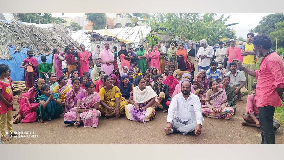 `ಆಶ್ರಯ’ ಸಿಗದೇ 80 ಕುಟುಂಬಗಳಿಗೆ ಗುಡಿಸಲೇ ಗತಿ!