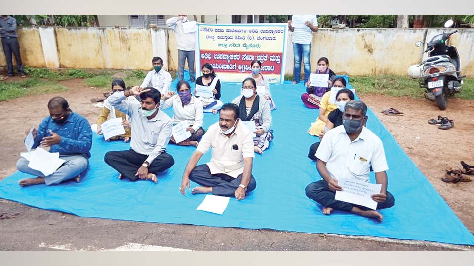 ಲಾಕ್‍ಡೌನ್ ಅವಧಿ ವೇತನ ಪಾವತಿ, ಸೇವಾ ಭದ್ರತೆಗೆ ಆಗ್ರಹಿಸಿ ಅತಿಥಿ ಉಪನ್ಯಾಸಕರ ಪ್ರತಿಭಟನೆ