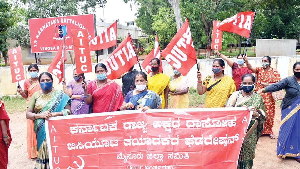 4 ತಿಂಗಳಿಂದ ವೇತನವಿಲ್ಲವೆಂದು   ಬಿಸಿಯೂಟ ತಯಾರಕರ ಪ್ರತಿಭಟನೆ
