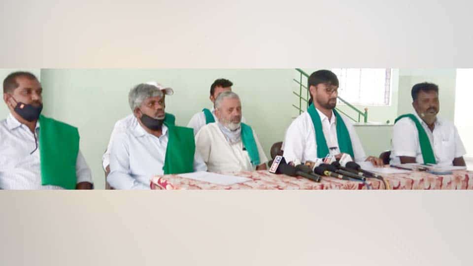 ಕಬ್ಬಿನ ಎಫ್‍ಆರ್‍ಪಿ ನಿಗದಿ ಮಾಡದ ಸರ್ಕಾರ: ರೈತ ಮುಖಂಡರ ಆಕ್ರೋಶ