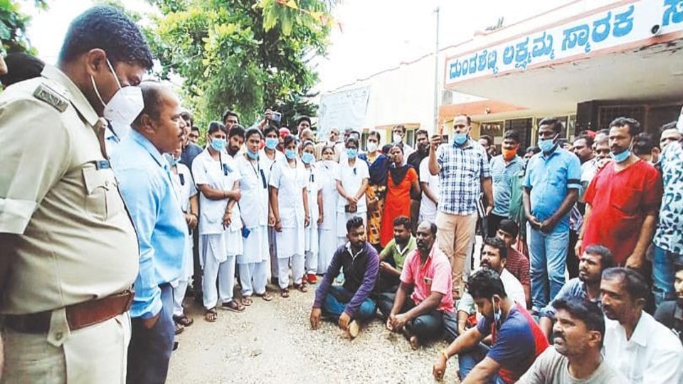 ಕೆ.ಆರ್.ಪೇಟೆ: ಕರ್ತವ್ಯನಿರತ ವೈದ್ಯರ ಮೇಲೆ ಹಲ್ಲೆ