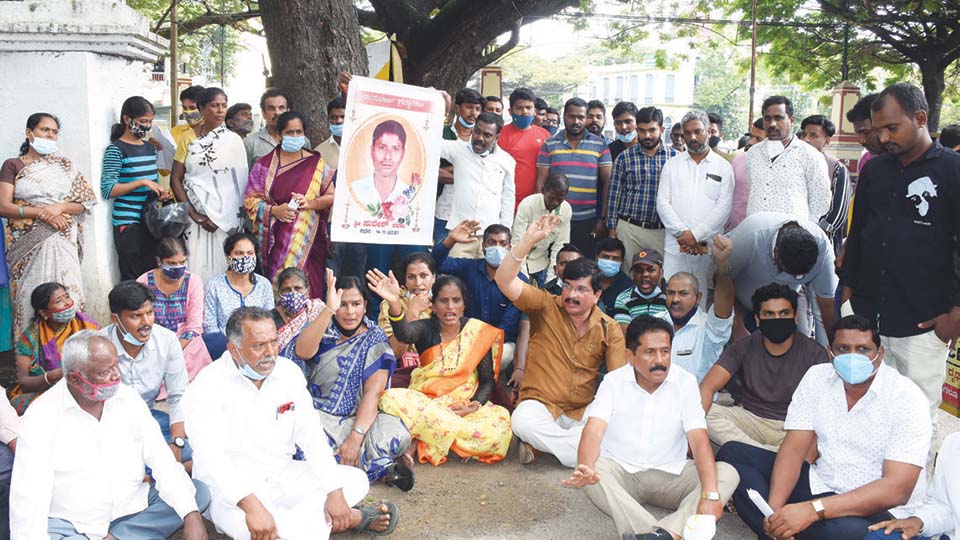 ಲಸಿಕೆ ಪಡೆದ ನಂತರ ಅಸ್ವಸ್ಥಗೊಂಡಿದ್ದ ವ್ಯಕ್ತಿ ಸಾವು; ಸೂಕ್ತ ಪರಿಹಾರಕ್ಕೆ ಆಗ್ರಹಿಸಿ ಮೃತನ ಕುಟುಂಬಸ್ಥರು, ಸಂಬಂಧಿಕರ ಪ್ರತಿಭಟನೆ