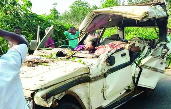 Heavy road accident near Hunsur: 6 killed in Bolero collision with wood