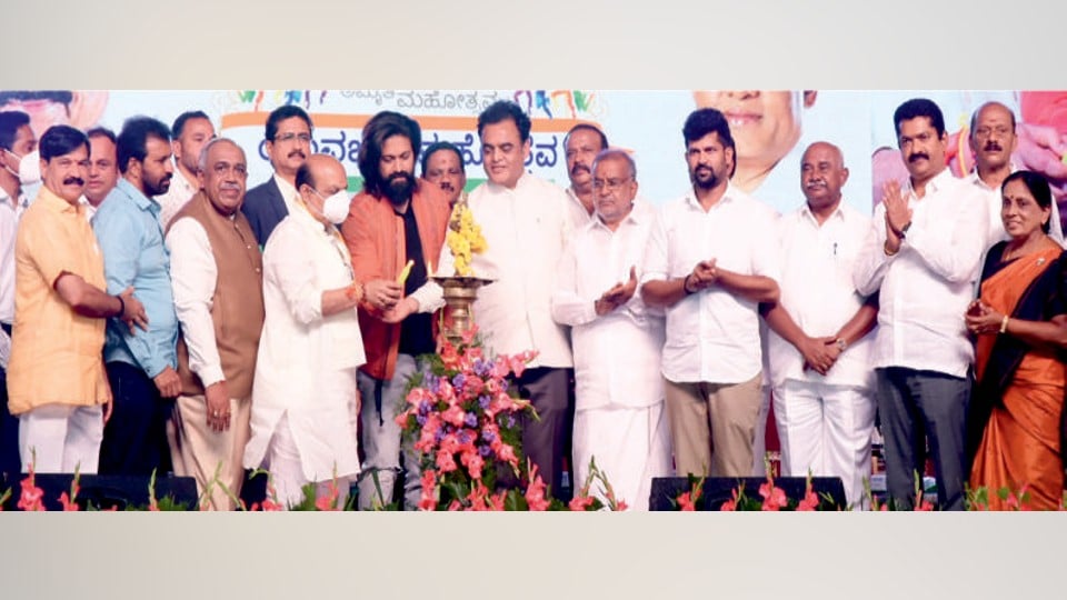 CM drives for youth festival in Mysore