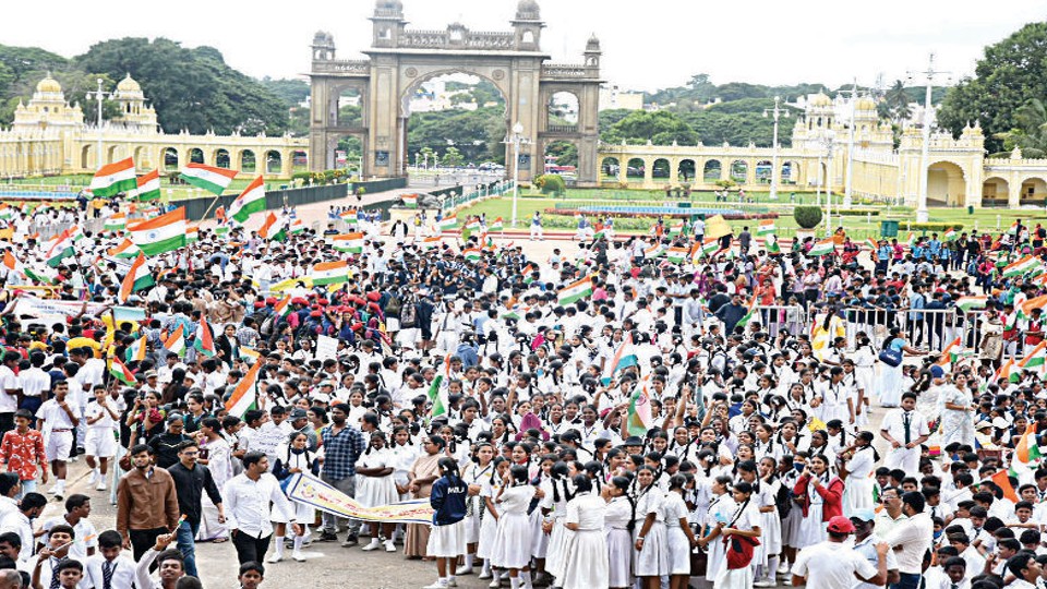 Flag festival by thousands of students in Mysore