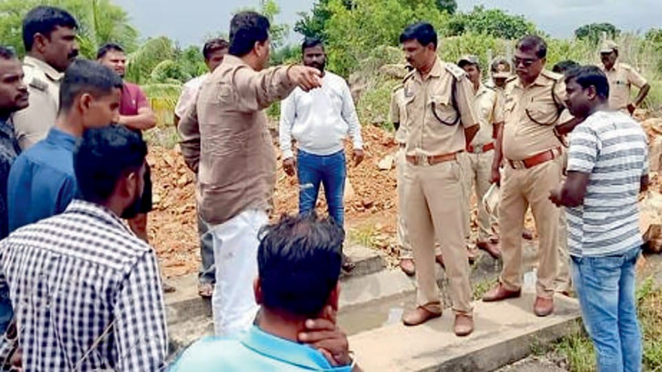 mla-suresh-gowda-attacked-the-forest-staff