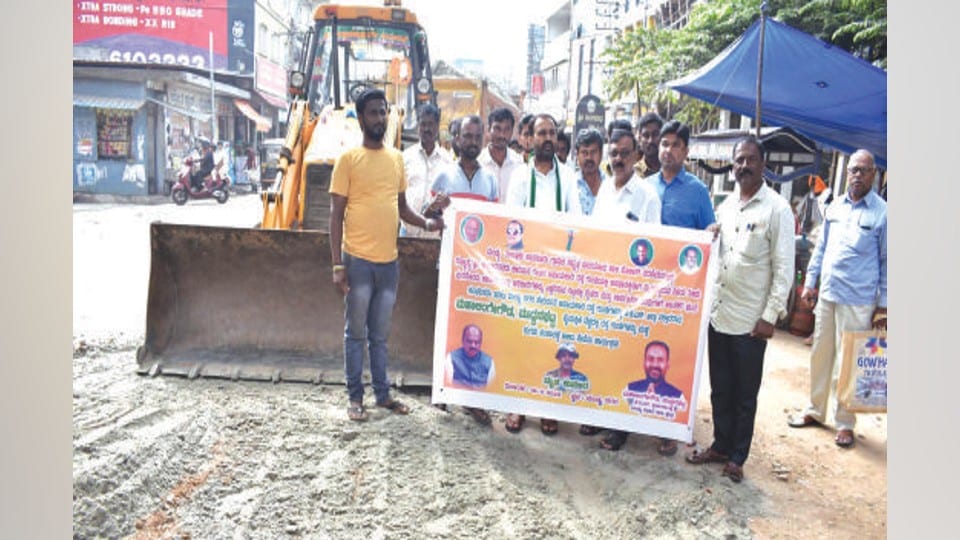 Mahalingegowda to close potholes in Mandya city