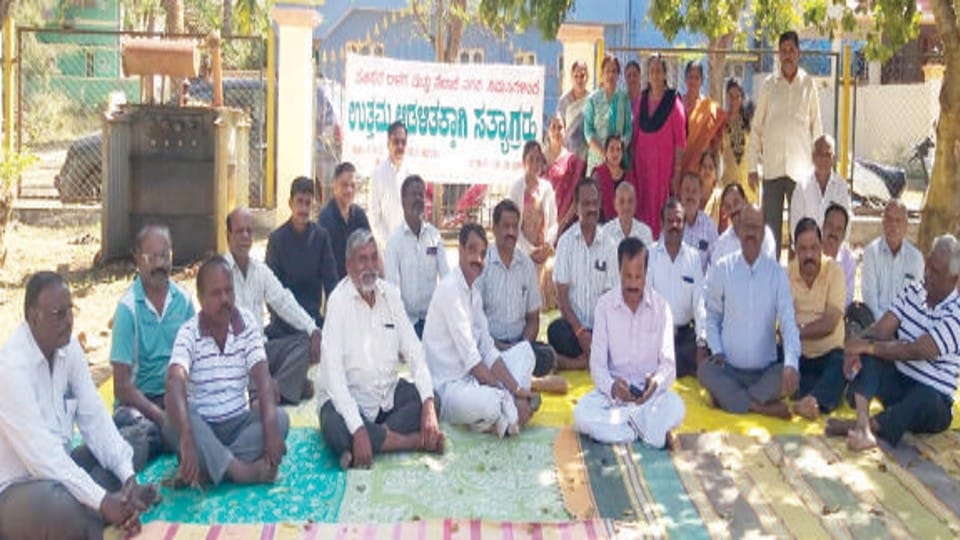 Satyagraha in parks of Mysore against environmentally harmful work in Cha.Betta